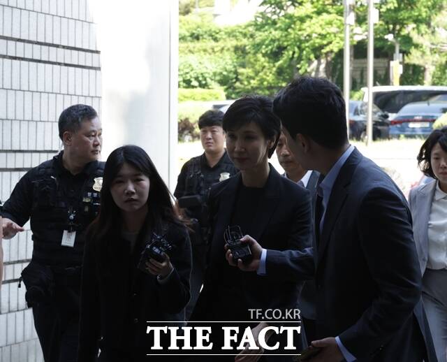 노소영 아트센터 나비 관장이 취재진의 질문을 받고 있다. /이성락 기자