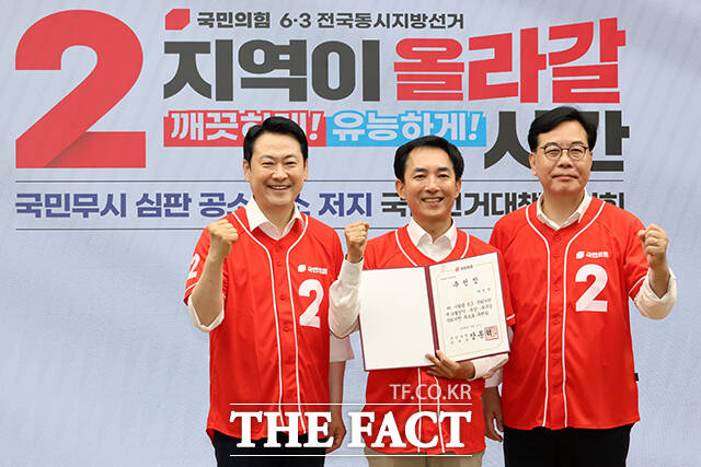 박민식 부산 북구갑 후보에게 공천장을 수여한 뒤 기념촬영하는 장동혁 대표와 송언석 원내대표.