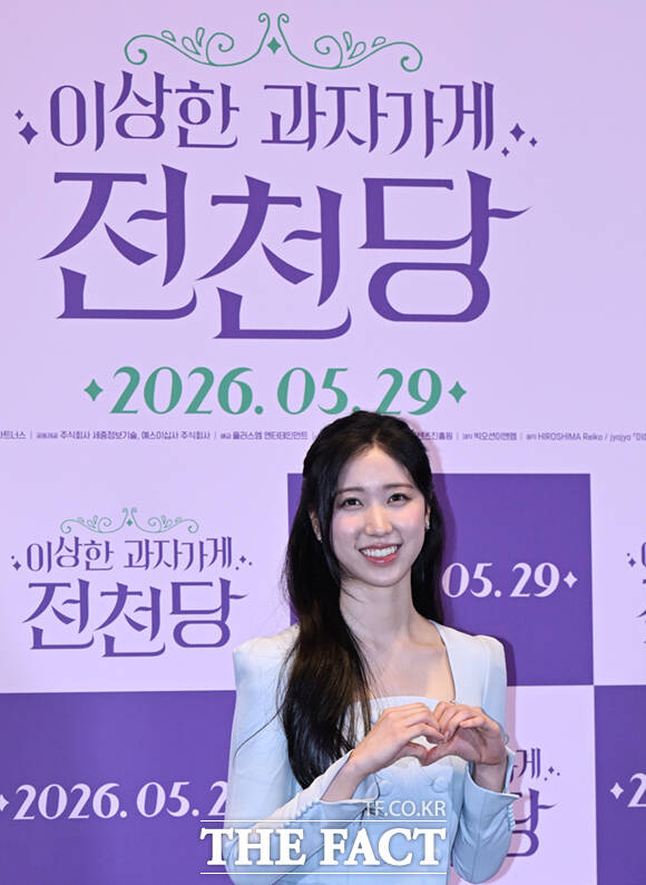 배우 이레와 박봉섭 감독, 라미란(왼쪽부터)이 13일 서울 강남구 메가박스 코엑스에서 열린 영화 '이상한 과자 가게 전천당' 언론시사회 및 기자간담회에 참석해 포즈를 취하고 있다. /이새롬 기자