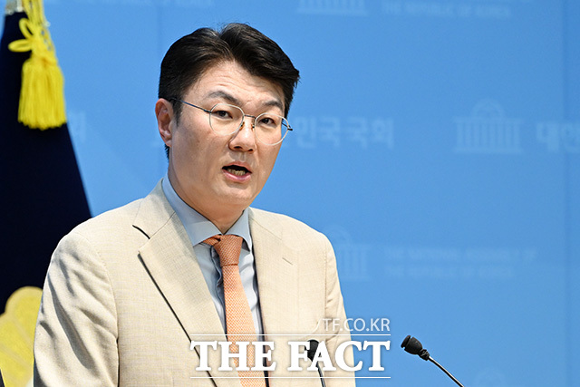 김정철 개혁신당 서울시장 후보가 13일 오후 서울 여의도 국회 소통관에서 기자회견을 열고 발언을 하고 있다. /국회=남용희 기자
