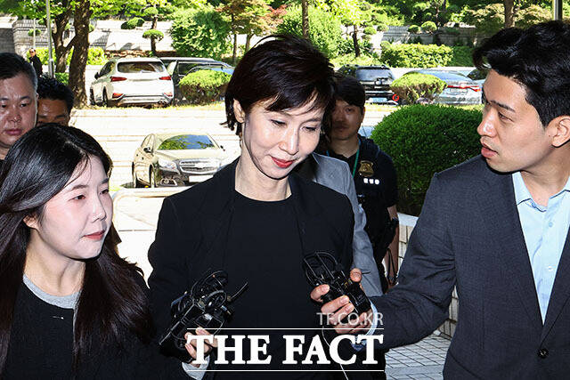 노소영 아트센터 나비 관장이 13일 서울고등법원에서 열린 재산분할 소송 분할 파기환송심 조정에 출석하고 있다. /서예원 기자