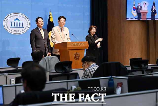기자회견 열고 정원오 더불어민주당 서울시장 후보 관련 발언하는 김 후보(가운데).