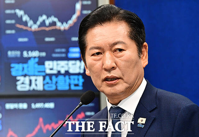 정청래 더불어민주당 대표가 13일 오전 서울 여의도 국회에서 기자회견을 열고 모두발언을 하고 있다. /국회=배정한 기자