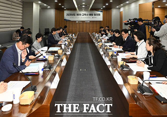 정은경 보건복지부 장관이 13일 오전 서울 중구 서울스퀘어에서 열린 '2026년도 제1차 고독사 예방 협의회'에 참석해 인사말을 하고 있다. /박헌우 기자