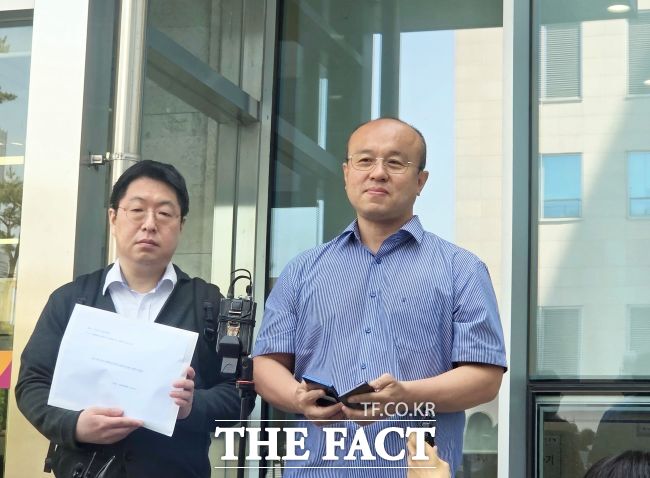13일 오전 수원지법에 삼성전자 소액주주 단체인 대한민국 주주운동본부 관계자가 기자회견을 열고 법원은 신속한 가처분 판단을, 정부는 긴급조정권을 발동해 달라고 요구하고 있다. /박아론 기자