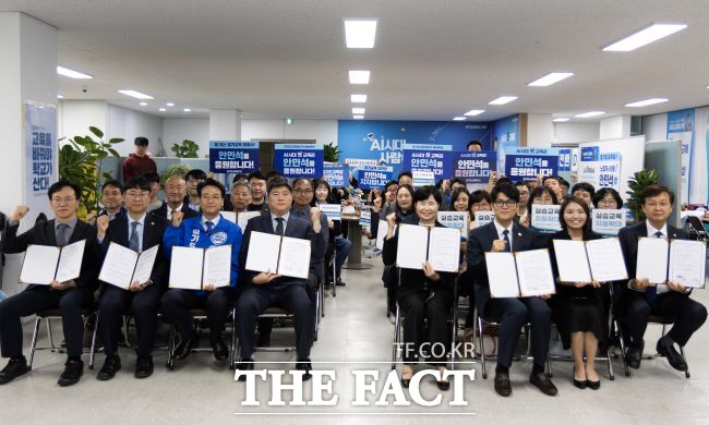 12일 안민석 경기도교육감 민주·진보 단일후보 캠프 사무소에서 안 후보가 경기도 주요 보건의료단체와 아동·청소년 건강 보장을 위한 합동 정책협약을 체결하고 기념 촬영을 하고 있다. /안민석 캠프 사무소
