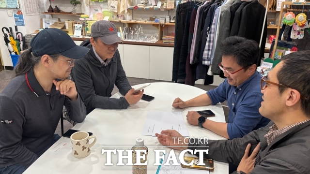 직접행동 영등포당과 은평민들레당은 각자의 활동 지역이 속한 서울시가 지역 주민의 삶에 근접한 '생활 정치'를 해주길 바란다고 전했다. 은평민들레당 운영위원인 김원국 태양과바람에너지협동조합 이사(왼쪽부터), 채훈병 은평민들레당 사무처장, 윤현식 은평민들레당 운영위원, 이용희 직접행동 영등포당 대표가 지난달 27일 /<더팩트>와 인터뷰하고 있다. /정채영 기자