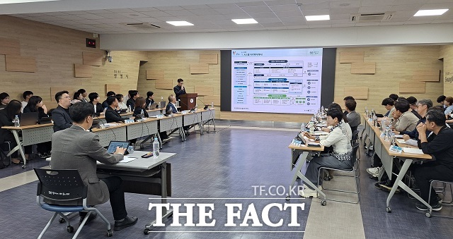 광명시가 12일 시청 중회의실에서 데이터스테이션 및 통합플랫폼 구축 사업 착수보고회를 개최하고 있다. /광명시
