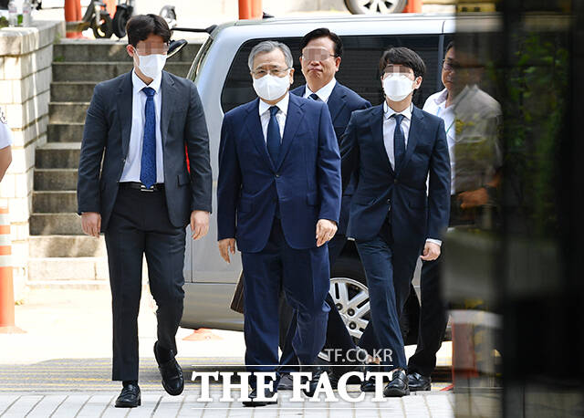 특정경제범죄가중처벌등에관한법률위반(수재등) 등 혐의를 받는 박영수 전 특별검사가 2023년 8월 3일 오전 서울 서초구 서울중앙지방법원에서 열린 구속 전 피의자 심문(영장실질심사)을 받기 위해 출석하고 있다. /박헌우 기자