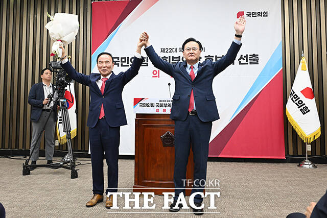 유상범 선거관리위원장(오른쪽)과 기념촬영하는 박덕흠 국민의힘 의원.