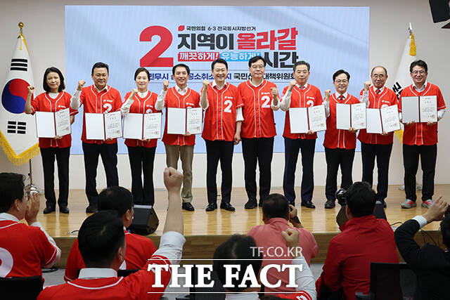 장동혁 국민의힘 대표(왼쪽 다섯번째)와 송언석 원내대표(왼쪽 여섯번째)가 13일 오전 서울 여의도 중앙당사에서 열린 '국민무시 심판 공소취소 저지 국민선거대책위원회' 출범식에서 재·보궐선거 선거에 나서는 후보들과 기념 촬영을 하고 있다.