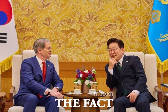 이재명 대통령이 13일 청와대에서 스콧 베센트 미국 재무장관을 접견하고 있다. /청와대