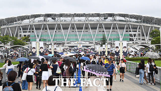 지난 2019년 방탄소년단(BTS)의 일본 시즈오카 공연(BTS Speak Yourself Shizuoka)을 보기위해 일본 시즈오카 스타디움 에코파를 찾은 일본 아미들이 콘서트장으로 입장하기 위해 이동을 하고 있다. / 더팩트DB