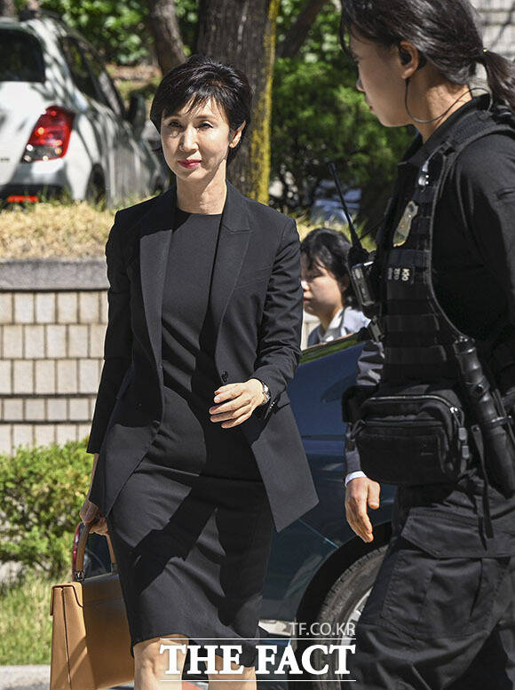 노소영 아트센터 나비 관장이 13일 오전 서울 서초구 서울고등법원에서 열린 재산분할 소송 분할 파기환송심 조정에 출석하고 있다. /서예원 기자