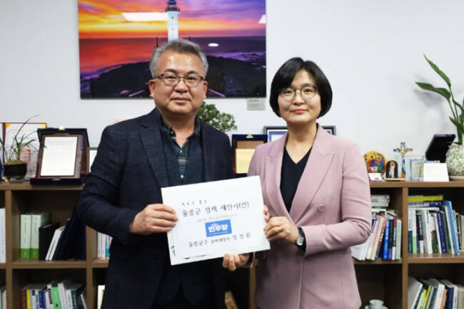 정성환(왼쪽) 울릉군수 후보자가 임미애 민주당 경북도당 위원장에게 울릉군 정책 제안서를 전달하고 있다. /정성환 후보 SNS 갈무리