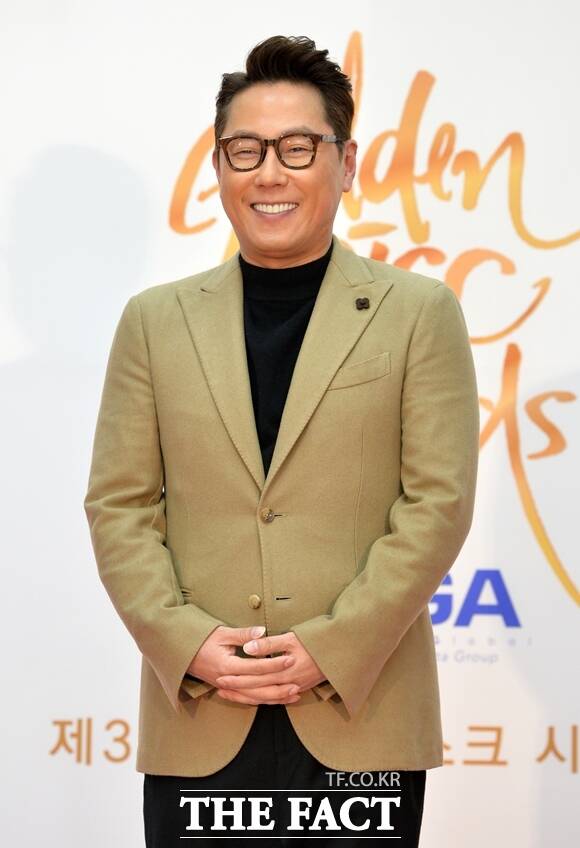 가수 윤종신이 유재석, 장항준 감독과 함께 KBS 새 예능프로그램 '해피투게더-혼자가 아니어서 좋아' MC로 나선다. /더팩트 DB