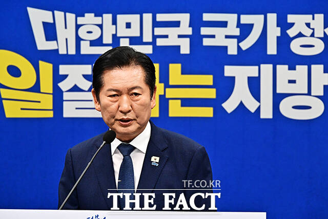 정청래 더불어민주당 대표가 13일 오전 서울 여의도 국회에서 기자회견을 열고 모두발언을 하고 있다. /국회=배정한 기자
