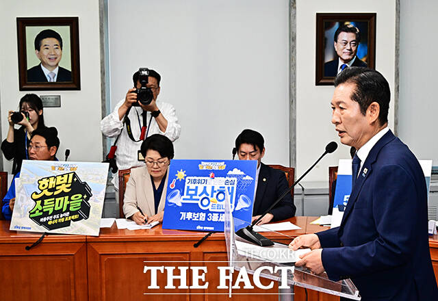 정청래 더불어민주당 대표가 13일 오전 서울 여의도 국회에서 기자회견을 열고 모두발언을 하고 있다. /국회=배정한 기자