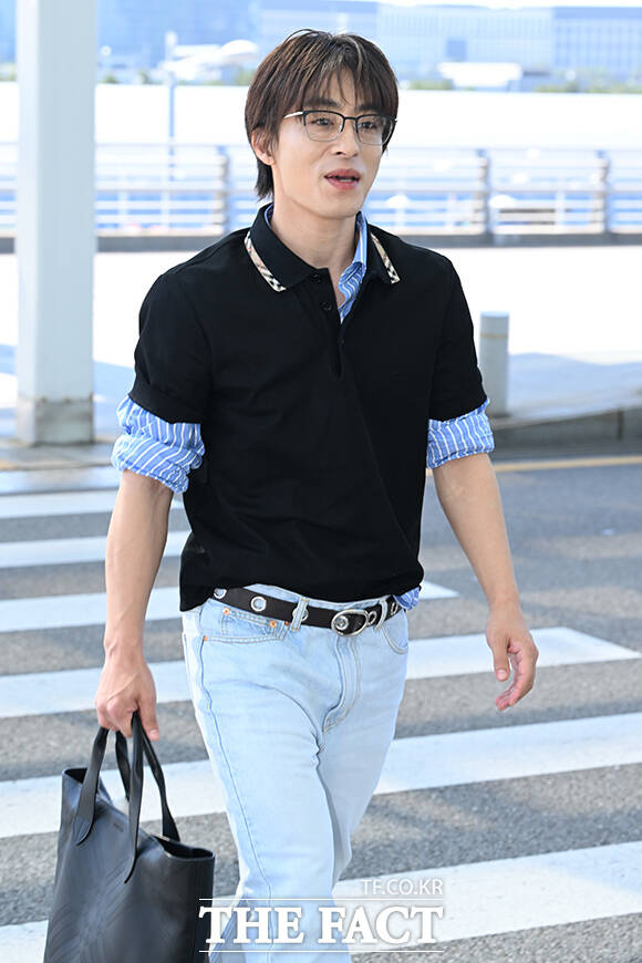배우 구교환이 13일 오전 칸영화제 참석을 위해 인천국제공항에서 독일 프랑크푸르트로 출국하며 팬들을 향해 인사하고 있다. /인천국제공항=김성렬 기자