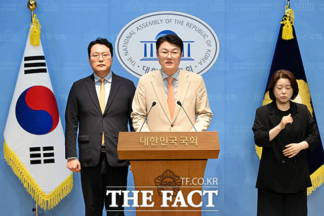 기자회견 열고 정원오 더불어민주당 서울시장 후보 관련 발언하는 김 후보(가운데).