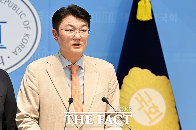 기자회견 열고 정원오 더불어민주당 서울시장 후보 관련 발언하는 김 후보(가운데).