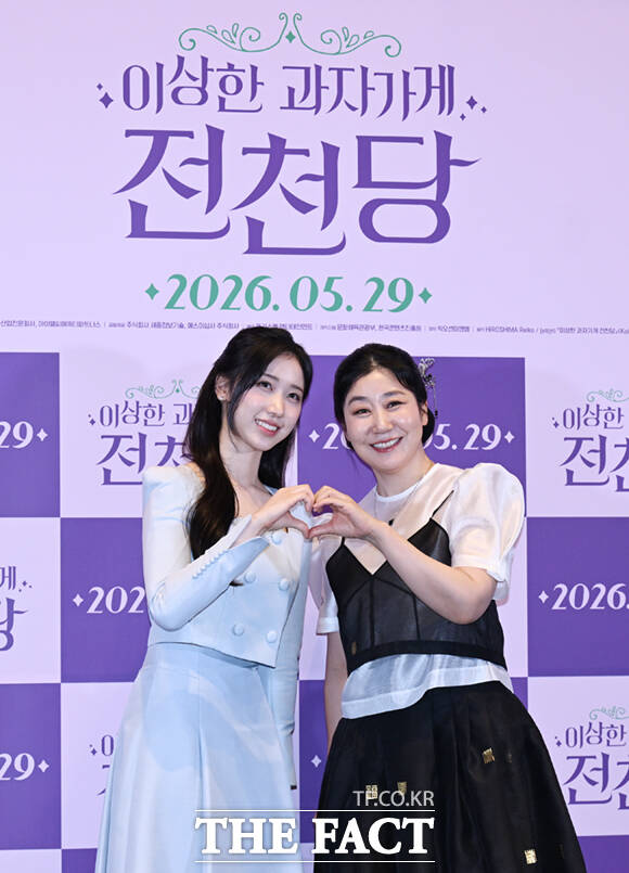 배우 이레와 박봉섭 감독, 라미란(왼쪽부터)이 13일 서울 강남구 메가박스 코엑스에서 열린 영화 '이상한 과자 가게 전천당' 언론시사회 및 기자간담회에 참석해 포즈를 취하고 있다. /이새롬 기자