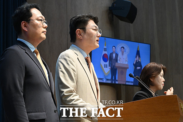 기자회견 열고 정원오 더불어민주당 서울시장 후보 관련 발언하는 김 후보(가운데).