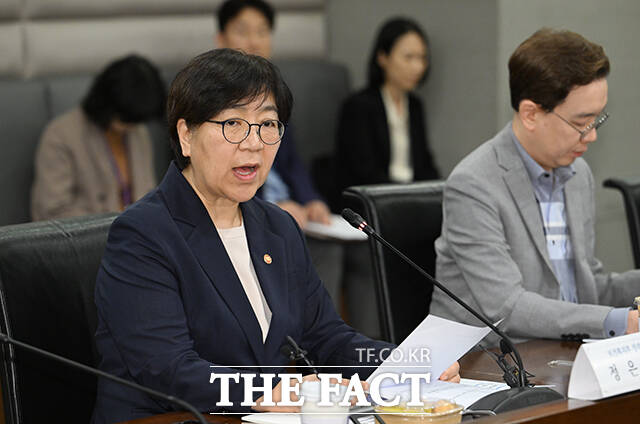 정은경 보건복지부 장관이 13일 오전 서울 중구 서울스퀘어에서 열린 '2026년도 제1차 고독사 예방 협의회'에 참석해 인사말을 하고 있다. /박헌우 기자