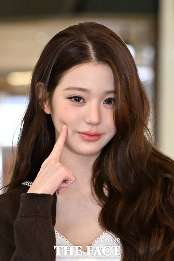 아이브 장원영이 13일 오전 ’미우미우(MIU MIU) 도쿄 이벤트’ 참석을 위해 김포국제공항에서 일본 도쿄로 출국하며 팬들을 향해 인사하고 있다. /김포국제공항=김성렬 기자