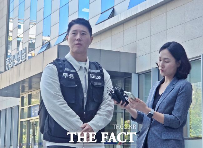 13일 오전 9시30분 수원지법 앞에서 삼선전자가 노조를 상대로 제기한 위법 쟁의행위 금지 가처분 신청 사건의 2차 심문 기일 참석을 위해 모습을 드러낸 초기업노동조합 삼성전자지부 최승호 위원장. /박아론 기자