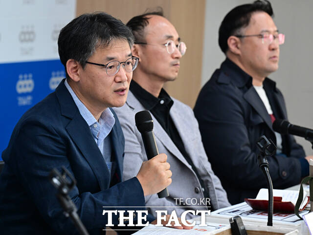 경실련과 공공교통네트워크가 13일 서울 종로구 경실련 강당에서 전국 버스 운영실태 및 준공영제 개선방안 발표 기자회견을 연 가운데, 윤은주 경실련 도시개혁센터 부장이 경실련이 만든 전국 버스지원 현황 사이트를 공개하고 있다.