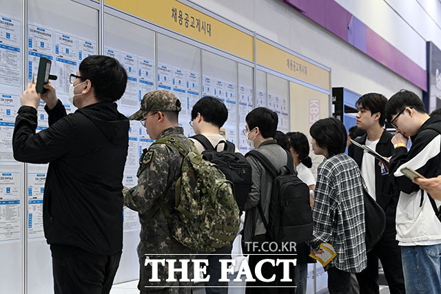 국가데이터처가 발표한 13일 '2026년 4월 고용 동향'에 따르면, 올해 4월 취업사 증가폭이 10만명을 밑돌았다. 특히 청년층을 중심으로 고용 한파가 이어지는 양상이다. 본 사진은 기사와 무관합니다. /서예원 기자