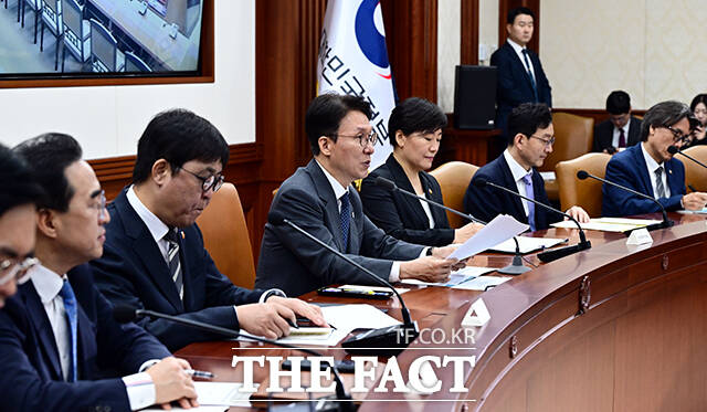 김민석 국무총리가 13일 오전 서울 종로구 정부서울청사에서 열린 비상경제본부 회의에 참석해 모두발언을 하고 있다. /임영무 기자