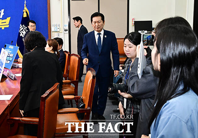 정청래 더불어민주당 대표가 13일 오전 서울 여의도 국회에서 기자회견을 열고 모두발언을 하고 있다. /국회=배정한 기자