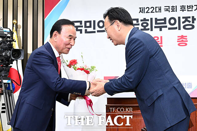 제22대 국회 후반기 국회부의장 후보로 선출된 박덕흠 국민의힘 의원(왼쪽).
