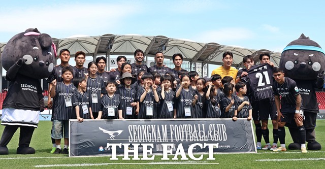 2026 스포츠드림데이 1차에 참여한 아동들이 10일 오후 성남FC 구단 투어를 마친 후 기념 사진 촬영을 하고 있다./한국스포츠레저