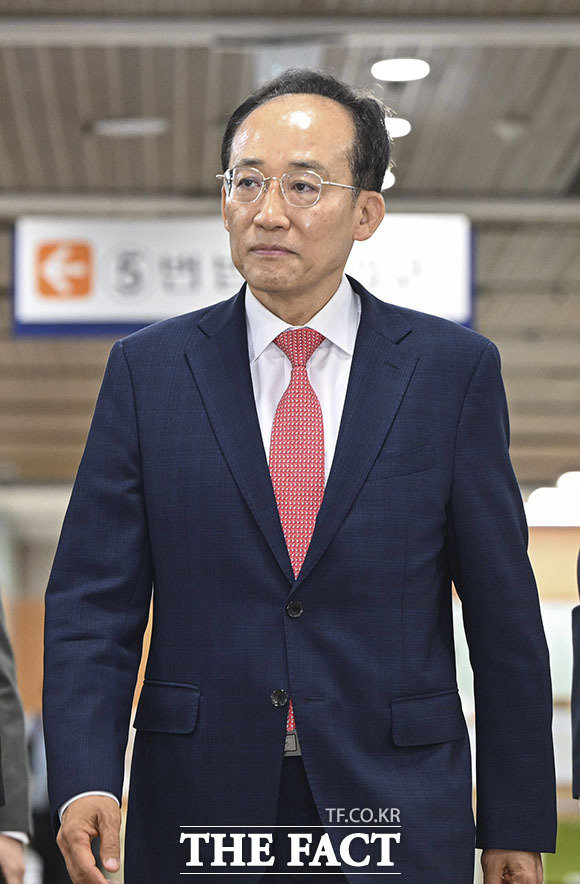 계엄 해제 표결 방해 혐의를 받고 있는 추경호 전 국민의힘 원내대표(가운데)가 13일 오전 서울 서초구 서울중앙지방법원에서 열린 4차 공판에 출석하고 있다. /서예원 기자