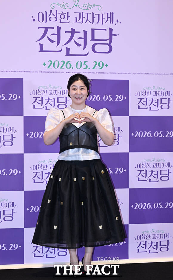 배우 이레와 박봉섭 감독, 라미란(왼쪽부터)이 13일 서울 강남구 메가박스 코엑스에서 열린 영화 '이상한 과자 가게 전천당' 언론시사회 및 기자간담회에 참석해 포즈를 취하고 있다. /이새롬 기자