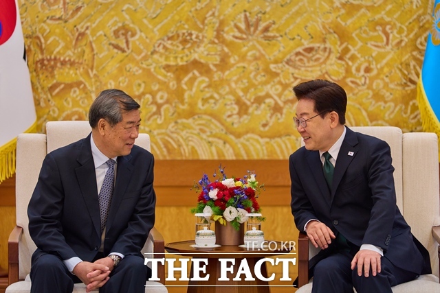 이재명 대통령이 13일 청와대에서 허리펑 중국 국무원 부총리를 접견하고 있다. /청와대