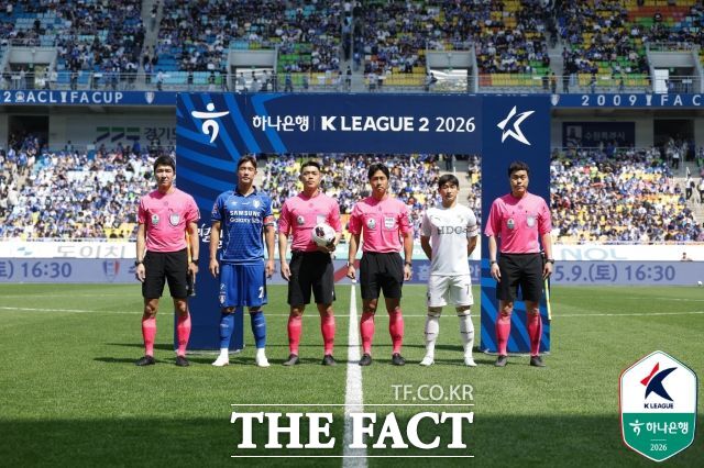 지난 4월25일 수원월드컵경기장에서 벌어진 K리그2 수원삼성-부산아이파크전 키오프에 앞서 양팀 주장관 심판진이 기념촬영을 하고 있다./ 수원=K리그