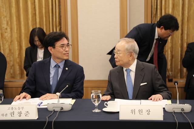 손경식 경총 회장(오른쪽)이 13일 서울 중구 프레스센터에서 열린 '2026년 제1차 ESG 경영위원회'에서 권창준 고용노동부 차관과 대화하고 있다. /경총