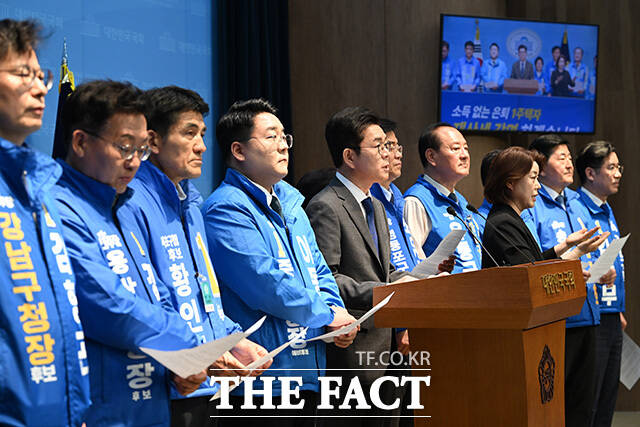 재산세 감면 공약 발표위해 국회 찾은 정원오 더불어민주당 서울시장 후보(가운데)와 서울 구청장 후보들.