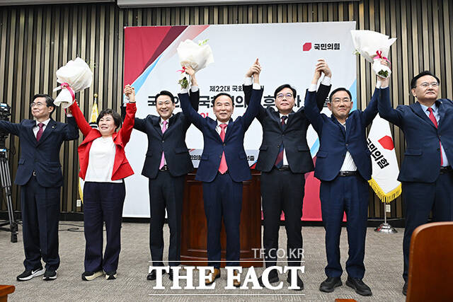 기념촬영하는 조경태와 조배숙 부의장 후보, 장동혁 국민의힘 대표, 박덕흠 신임 국회부의장, 송언석 원내대표, 주호영 국회부의장, 유상범 선거관리위원장(왼쪽부터).