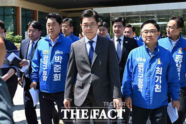 재산세 감면 공약 발표위해 국회 찾은 정원오 더불어민주당 서울시장 후보(가운데)와 서울 구청장 후보들.