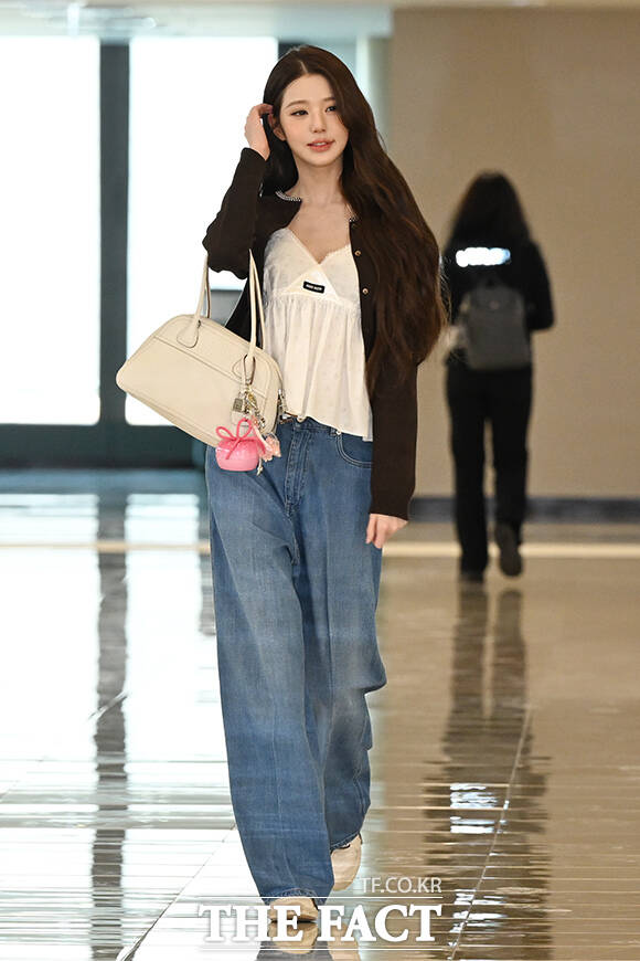 아이브 장원영이 13일 오전 ’미우미우(MIU MIU) 도쿄 이벤트’ 참석을 위해 김포국제공항에서 일본 도쿄로 출국하며 팬들을 향해 인사하고 있다. /김포국제공항=김성렬 기자