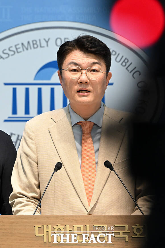 기자회견 열고 정원오 더불어민주당 서울시장 후보 관련 발언하는 김 후보(가운데).