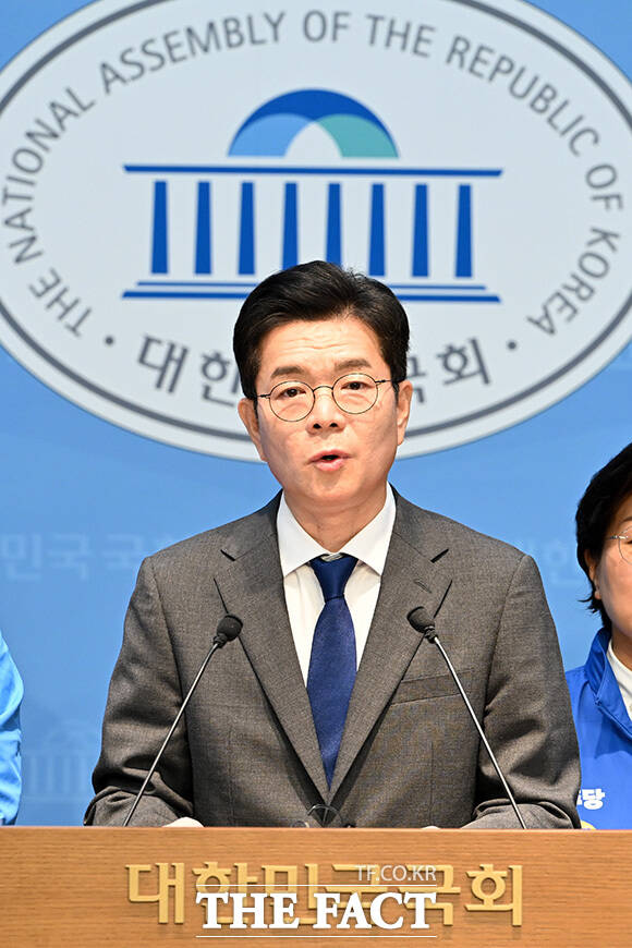 재산세 감면 공약 발표위해 국회 찾은 정원오 더불어민주당 서울시장 후보(가운데)와 서울 구청장 후보들.