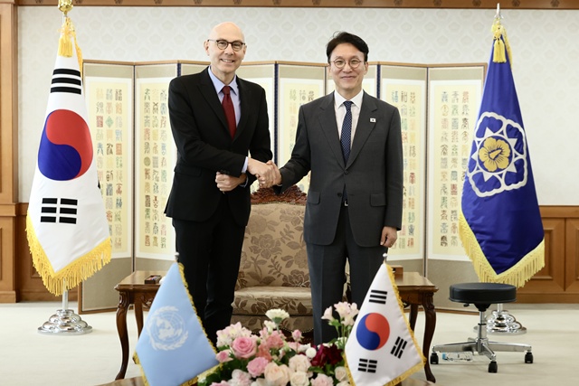 김민석 국무총리(오른쪽)는 13일 정부서울청사에서 볼커 튀르크 유엔 인권최고대표를 접견하고 한-유엔 인권최고대표사무소(OHCHR) 간 협력 방안에 대해 의견을 교환했다. /총리실