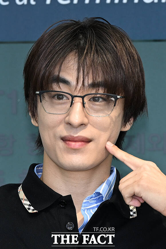 배우 구교환이 13일 오전 칸영화제 참석을 위해 인천국제공항에서 독일 프랑크푸르트로 출국하며 팬들을 향해 인사하고 있다. /인천국제공항=김성렬 기자
