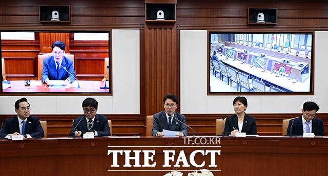 김민석 국무총리가 13일 오전 서울 종로구 정부서울청사에서 열린 비상경제본부 회의에 참석해 모두발언을 하고 있다. /임영무 기자